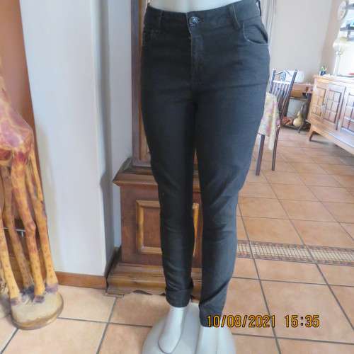 Durable sexy black skinny jeans size 36/12.Medium rise. Pockets back and front. Polycotton stretch