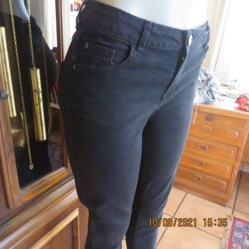 Durable sexy black skinny jeans size 36/12.Medium rise. Pockets back and front. Polycotton stretch