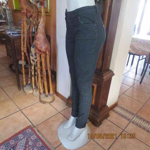 Durable sexy black skinny jeans size 36/12.Medium rise. Pockets back and front. Polycotton stretch