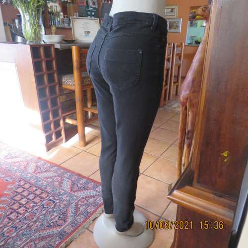 Durable sexy black skinny jeans size 36/12.Medium rise. Pockets back and front. Polycotton stretch