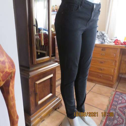 Durable sexy black skinny jeans size 36/12.Medium rise. Pockets back and front. Polycotton stretch