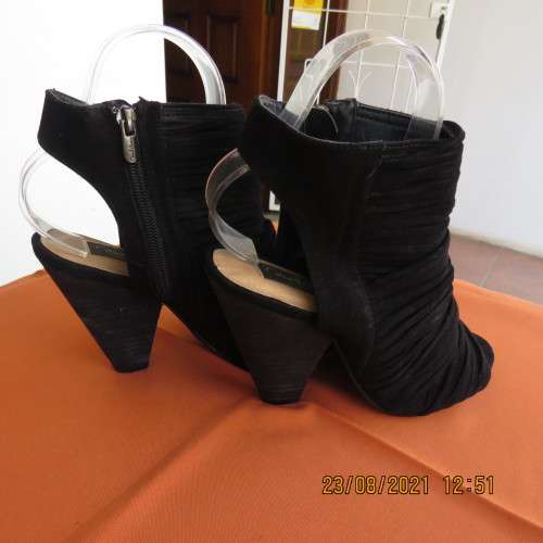 High quality DAVID AARON  peep toe black chunky heel booties size 5.5. Suede strappy uppers.As new.