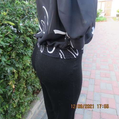 Feel sensational in this black+white top by SHUBETTE of London. Size 38-40. 100% Wash+wear polyester