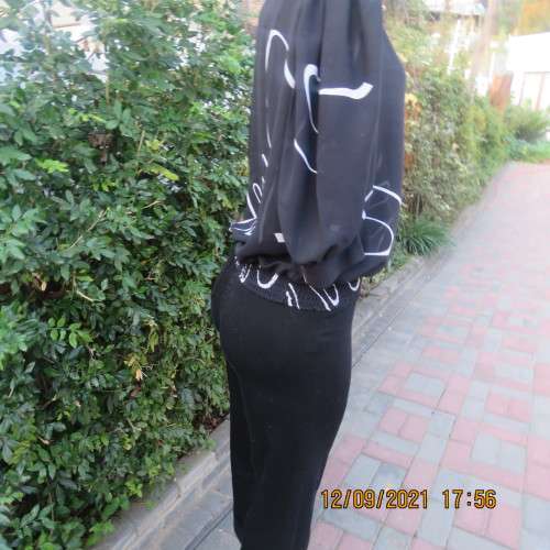 Feel sensational in this black+white top by SHUBETTE of London. Size 38-40. 100% Wash+wear polyester