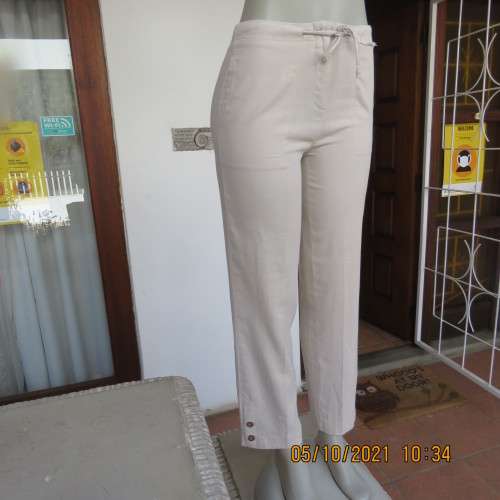 Stylish beige ML Classics linen/rayon blend pants.Size 32/8.Side pockets.Slits on legs with buttons.