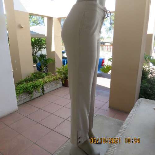 Stylish beige ML Classics linen/rayon blend pants.Size 32/8.Side pockets.Slits on legs with buttons.