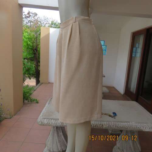 Cool rich mottled cream dress shorts by TOPICS size 42/18.Knee length.Side zip.Front pleats.As new.