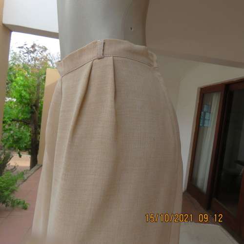 Cool rich mottled cream dress shorts by TOPICS size 42/18.Knee length.Side zip.Front pleats.As new.