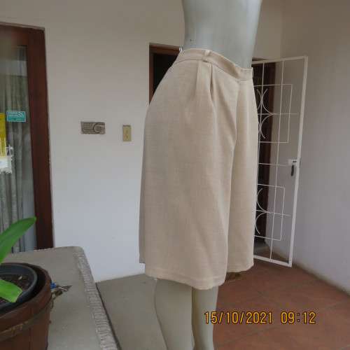 Cool rich mottled cream dress shorts by TOPICS size 42/18.Knee length.Side zip.Front pleats.As new.