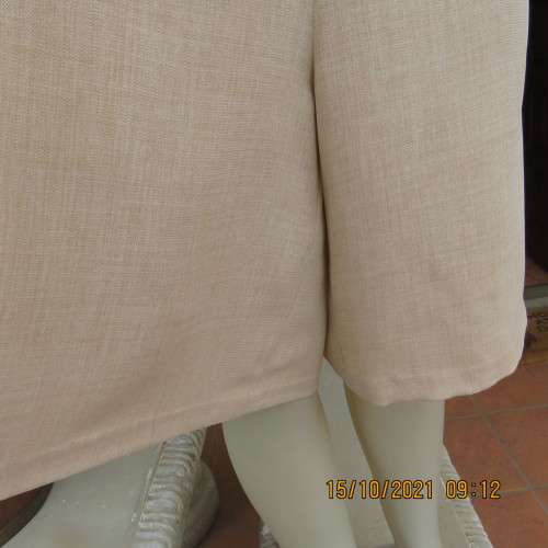 Cool rich mottled cream dress shorts by TOPICS size 42/18.Knee length.Side zip.Front pleats.As new.