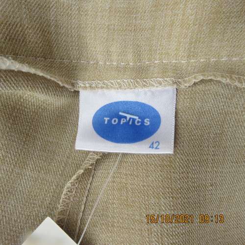 Cool rich mottled cream dress shorts by TOPICS size 42/18.Knee length.Side zip.Front pleats.As new.