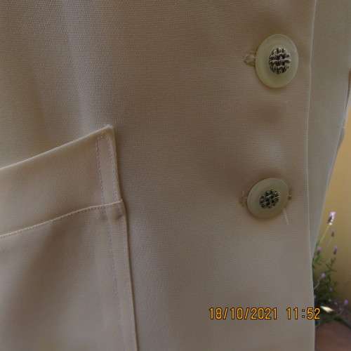 Smart cropped light cream short sleeve button down 100% polyester size 40/16 jacket.New condition.