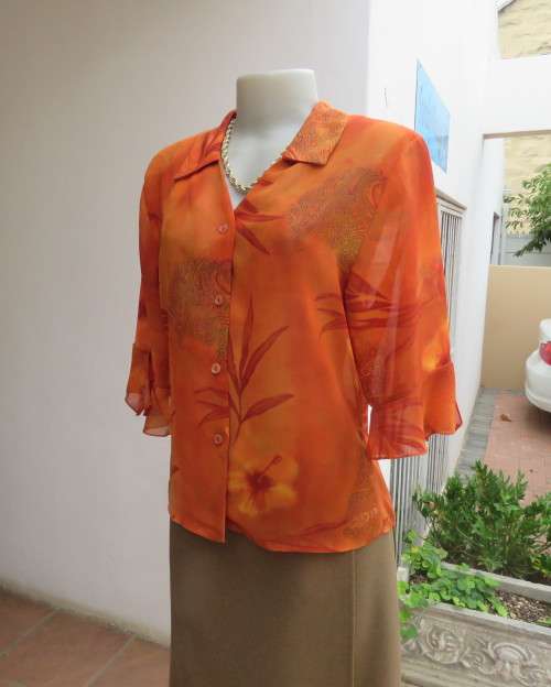 Bright orange/brick colour patterned button down top with collar by ZOEY size 36/12.Flare cuffs.
