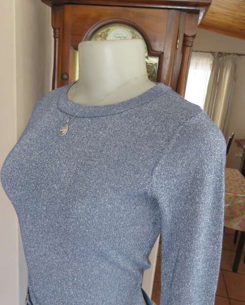Tiffany blue glitter cropped top in stretch viscose and lurex.Slip over with long sleeves.Size 30