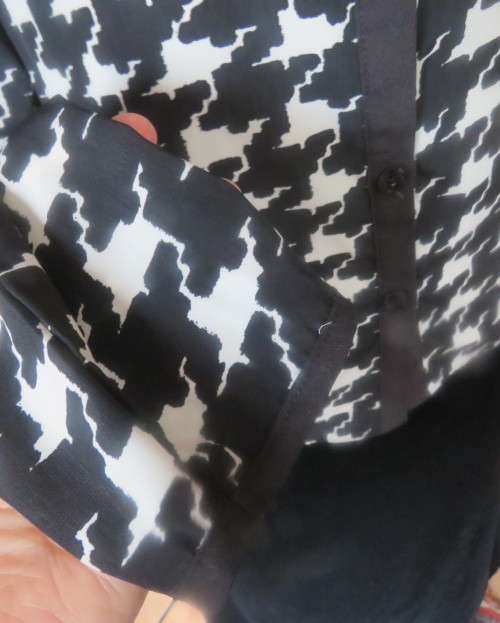 Monochrome houndstooth long sleeve top, Size 30 Black Shirt Collar
