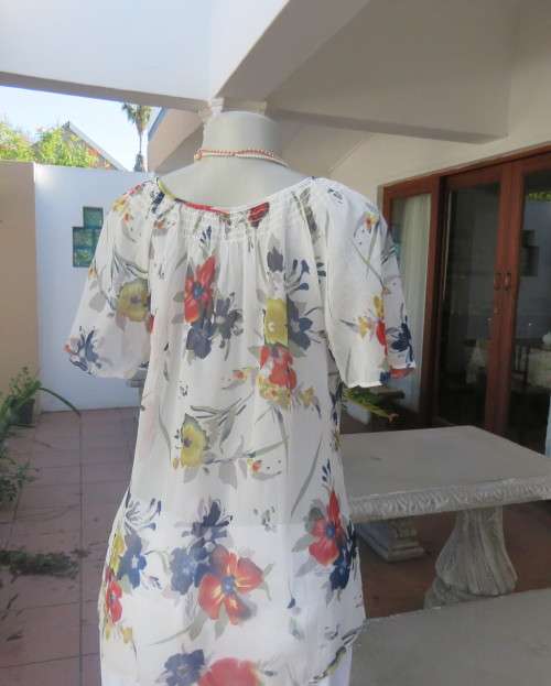 Dashing white floral peasant style top with wide elasticated neck.Bell sleeves.Size 38/14.As new