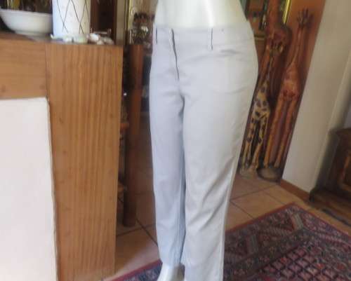 High quality ecru colour cotton stretch ankle length pants in size 36/12 by STUDIO W.New condition.