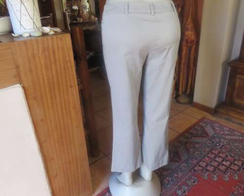 High quality ecru colour cotton stretch ankle length pants in size 36/12 by STUDIO W.New condition.