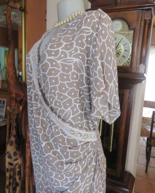 Fabulous 80`s vintage dress in ecru/white.Dropped waist with pleated bottom.By LARGELY FEMININE.46.