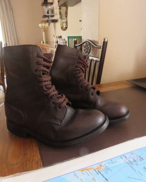 SADF brown geniune leather army boots size 8 by DWS issued 2008. Army size 262M.With laces.Good cond