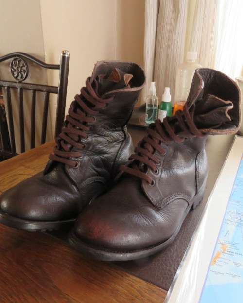 SADF brown geniune leather army boots size 8 by DWS issued 2008. Army size 262M.With laces.Good cond