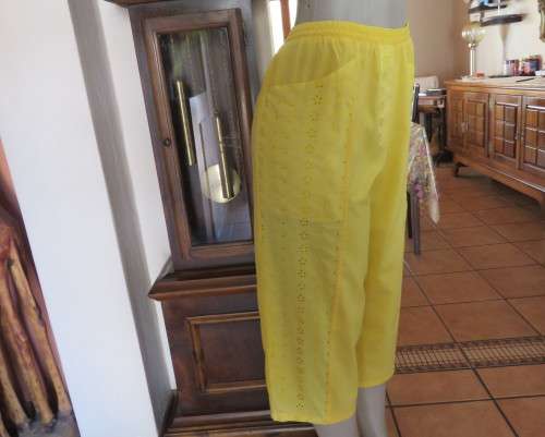 Buttercup yellow polycotton cropped pants with embroidered eyelet fabric front side inlays.Size 42.
