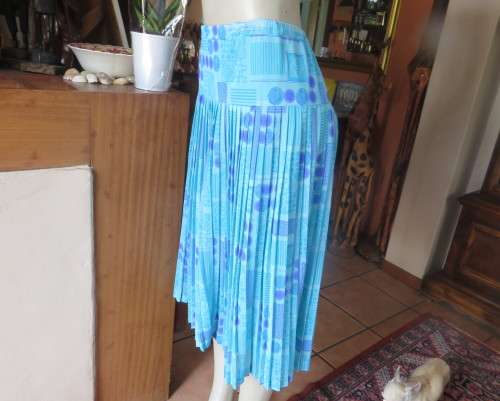 Stunning permanent pleated yoked waist nylon/poly lined skirt.Turquoise/lilac pattern.Size 40/16