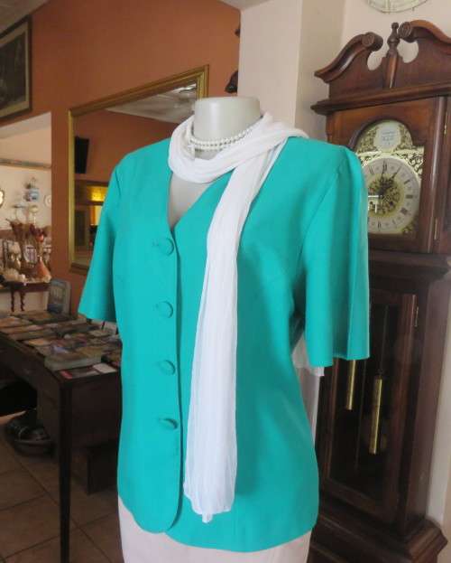 Smart collarless V neck short sleeve forest green jacket/top size 38/14.In polycotton.4 button close