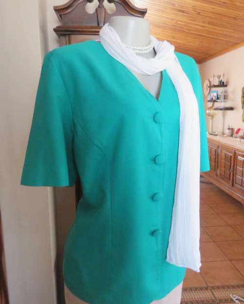 Smart collarless V neck short sleeve forest green jacket/top size 38/14.In polycotton.4 button close
