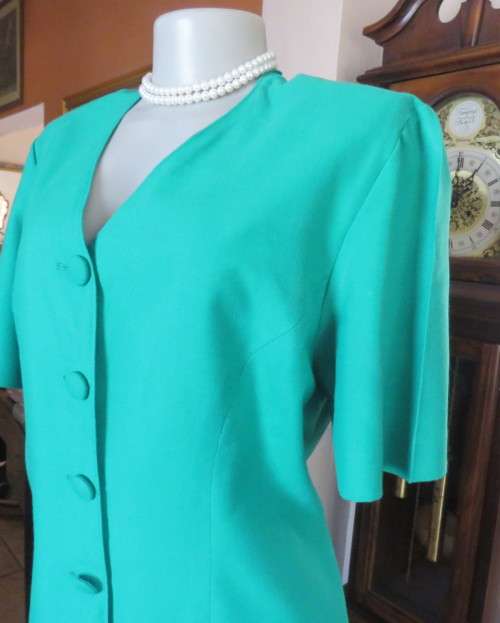 Smart collarless V neck short sleeve forest green jacket/top size 38/14.In polycotton.4 button close