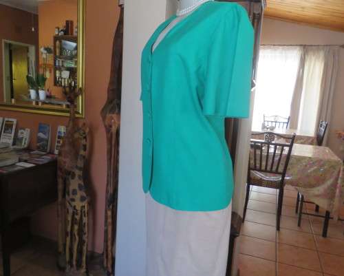 Smart collarless V neck short sleeve forest green jacket/top size 38/14.In polycotton.4 button close