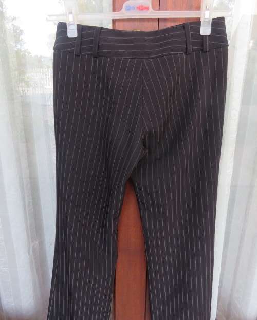 Smart black pen stripe bootlegged KELSO size 30/6 polyester/rayon stretch pants. New condition.