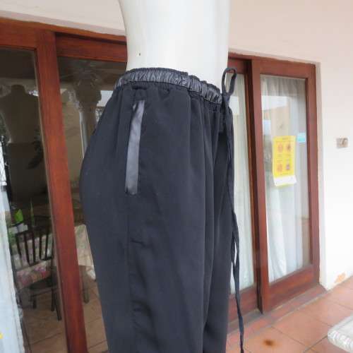 Unique soft polyester pants with elasticated waist/leg cuffs and drawstring. Side pockets.Size 40