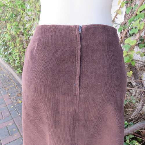 Bandless ANNA PIA size 44/20 brown corduroy A-line skirt. Embroidery on front left. New condition