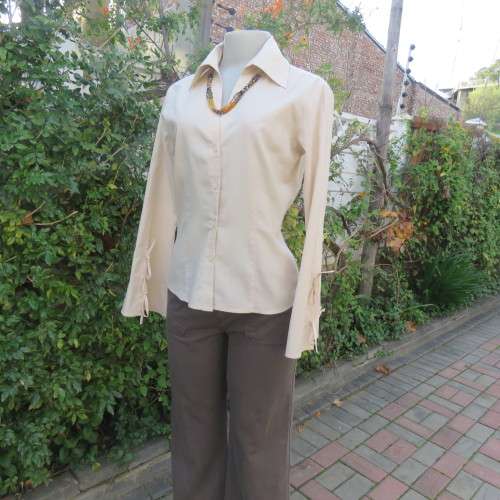 Royal cream button down long angel sleeve top with V and collar size 34. In 100% cotton.As new