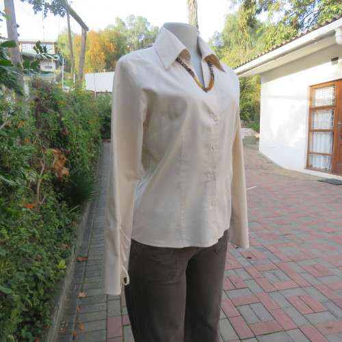 Royal cream button down long angel sleeve top with V and collar size 34. In 100% cotton.As new