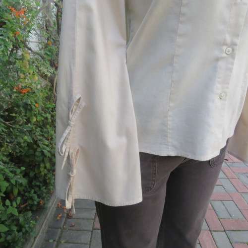 Royal cream button down long angel sleeve top with V and collar size 34. In 100% cotton.As new