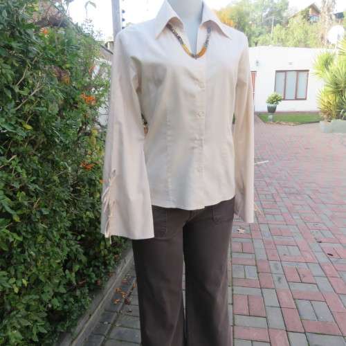 Royal cream button down long angel sleeve top with V and collar size 34. In 100% cotton.As new
