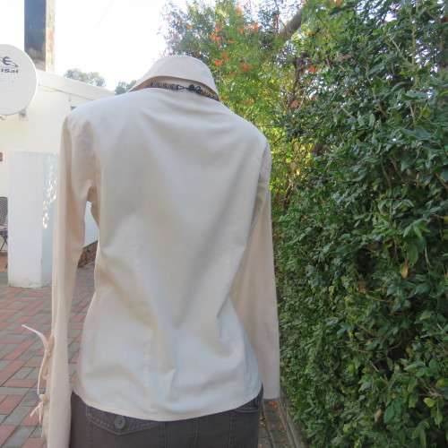 Royal cream button down long angel sleeve top with V and collar size 34. In 100% cotton.As new