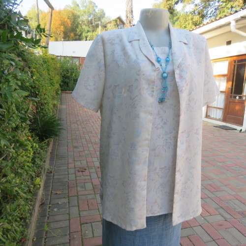 Twin set top in soft lilac and white floral patterns.. Size 36/12 by NADA. Very good condition.