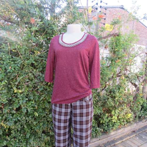 Stunning embellished mottled maroon slip over top by ATMOSPHERE size 34/10. New condition.