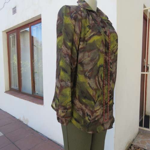 Impressive wide cut size 36/12 long sleeve top patterned in browns/greens. Gathered yokes.As new.