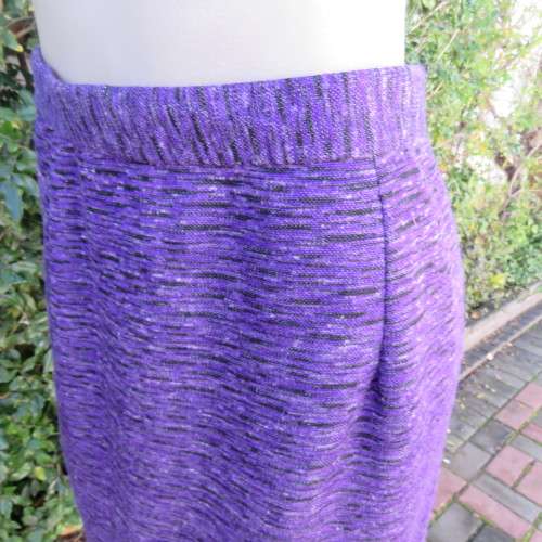 Stunning violet/black mottled look woven jersey fabric pencil, fully lined skirt size large 38/14.