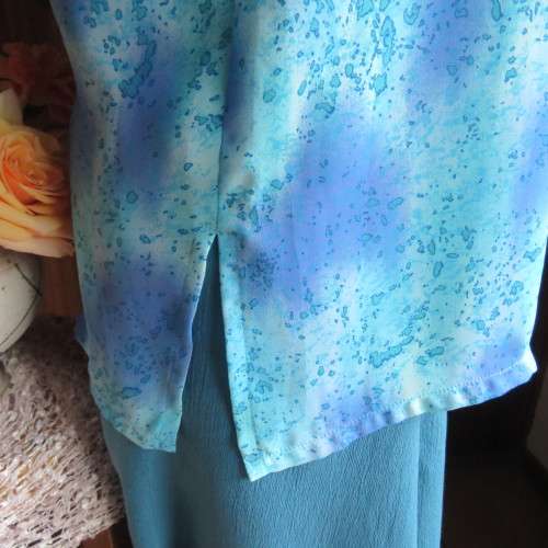 Stunning soft silky button down short sleeve top in medley of blue colours. Size 42/18. By TUNG TAI.
