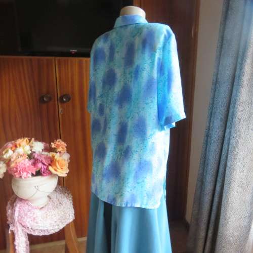 Stunning soft silky button down short sleeve top in medley of blue colours. Size 42/18. By TUNG TAI.