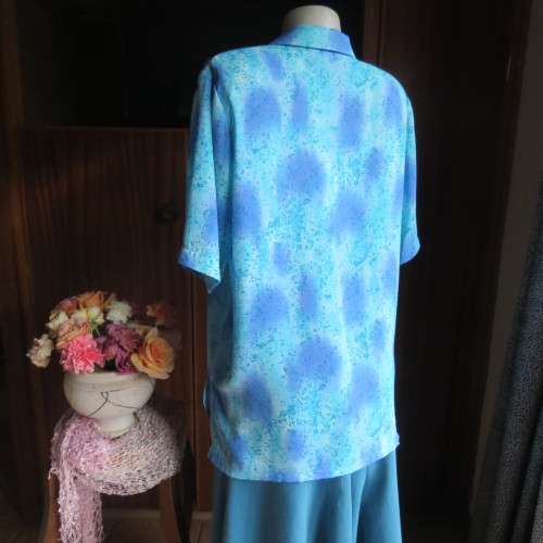 Stunning soft silky button down short sleeve top in medley of blue colours. Size 42/18. By TUNG TAI.