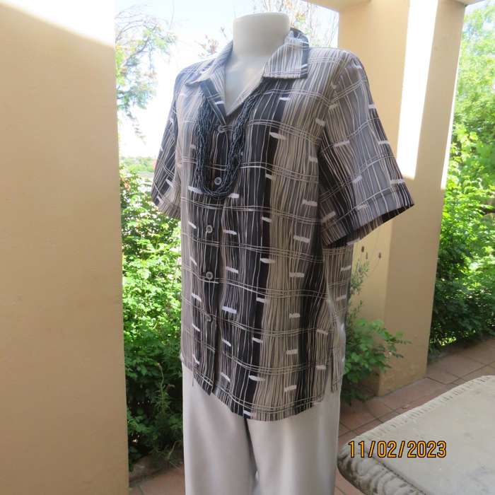 Monographic short sleeve button down top. Open collar. Size 42/18. By Boutique. Brand new cond.