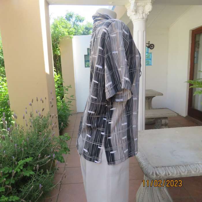 Monographic short sleeve button down top. Open collar. Size 42/18. By Boutique. Brand new cond.