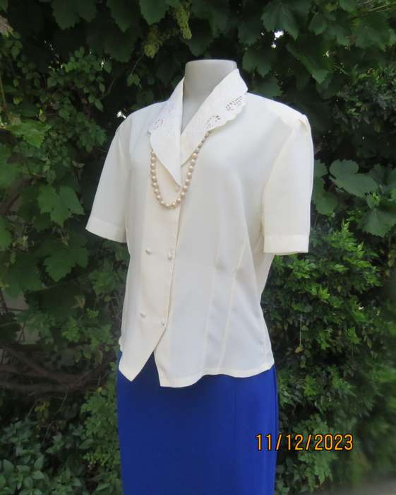Amazing feminine rich cream silky poly double breast blouse. Embroidered collar.Size 37/13.New cond.