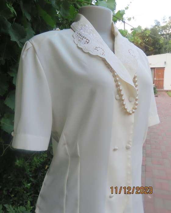 Amazing feminine rich cream silky poly double breast blouse. Embroidered collar.Size 37/13.New cond.